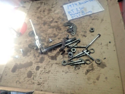 Kawasaki 1974 KT250 KT 250 Trials eje de engranaje algunos tornillos de caja varios Piezas Foto 1 de 4