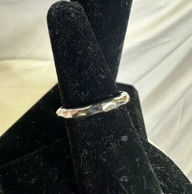 Anillo banda martillada de plata esterlina MICHAEL DAWKINS; talla 6,75 Foto 1 de 4