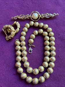 Vintage Monet strukturiert Gold Halskette Perle Brosche & Creolen Clip auf Ohrringe Set - Bild 1 von 24