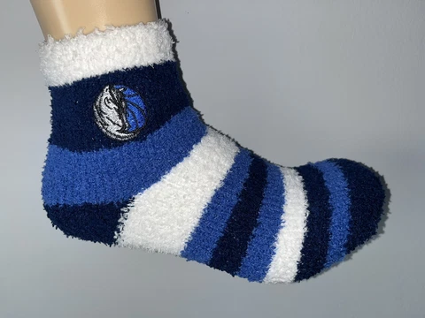 DALLAS MAVERICKS NBA BASKETBALL LOGO WOMENS STRIPE ANKLE FUZZY SLEEP SOCKS Q Cover