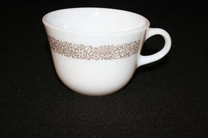 Vintage Pyrex Woodland Tee Kaffeebecher Tasse weiß braun Blumenmuster - Bild 1 von 2