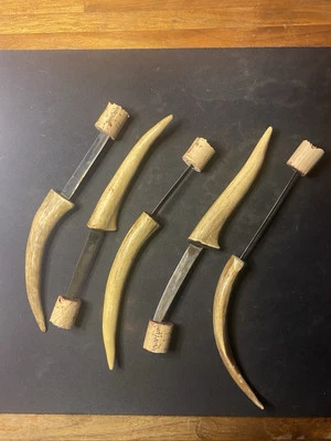 CUCHILLOS PARA CARNE CON MANGO DE CIERVO COHETE HECHOS A MEDIDA 5 EN TOTAL Foto 1 de 4