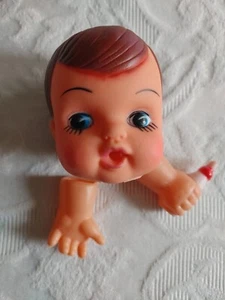 Bambola vintage bambino ragazzo testa mano e biberon che tiene a mano. Ricambi artigianali per bambole - Foto 1 di 9