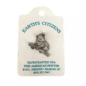 RARO Pinback KOALA Peltre de la Tierra Ciudadanos A113, NUEVO Stock Antiguo - Imagen 1 de 4