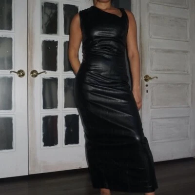 Maxi vestido ajustado de cuero sintético con abertura en la pierna trasera Foto 1 de 4