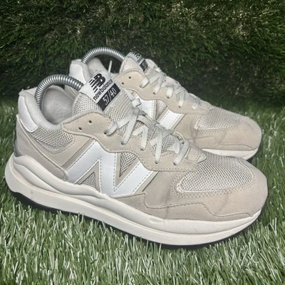 Zapatilla New Balance 57/40 en color gris/blanco US Boys Talla 6 UK Talla 5.5 Foto 1 de 4