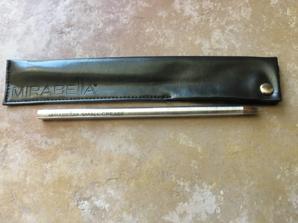Cepillo de sombra de ojos Mirabella pequeño pliegue en funda original tipo cuero envío gratuito Foto 1 de 1