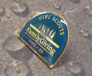 Insignia prendedor anual Girl Scouts Family Giving 1988 1989 - Imagen 1 de 3