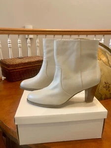 BLOOMINGDALE'S LEATHER ILENE HEEL BOOTIE Womens 10M Winter White Lea NEW IN BOX! - Picture 1 of 10