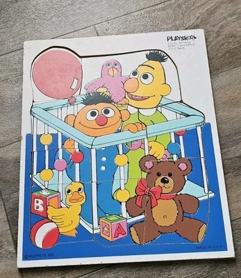 Rompecabezas Playskool Plaza Sésamo Bert & Ernie As Babies con marco de madera en cuna con pato Foto 1 de 4
