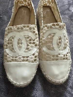 Alpargatas CHANEL tamanho 38 ilhó creme com couro envernizado branco. - Imagem 1 de 4