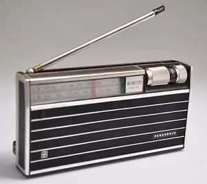 Vintage Panasonic Solid State FM-AM 9-Transistor 8-Diode Radio Model RF-728- GC - Picture 1 of 10