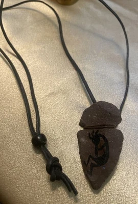 Collar de cordón de cuero envuelto en alambre con punta de flecha de ágata Foto 1 de 4