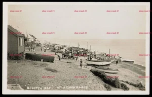 KESSINGLAND Regattatag Suffolk Strand Boote & Menschenmassen alte RP Postkarte - Bild 1 von 2