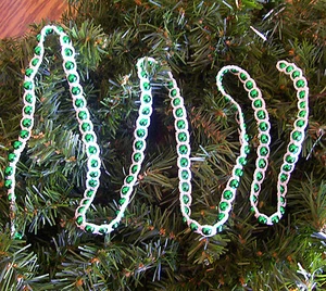Guirnalda de Navidad de ganchillo blanco sobre verde con cuentas 4' - Imagen 1 de 3