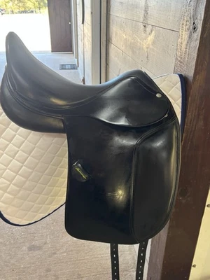 Sillín de doma Amerigo Vega 17 pulgadas árbol mediano/ancho Foto 1 de 4