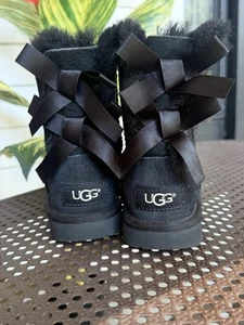 UGG Kinder Mädchen schwarz Wildleder Leder Lammfell Lammfell Stiefel Schleifen Größe 8 - Bild 1 von 4