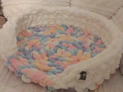 Cesta cama de ganchillo hecha a mano pastel para perro cachorro gato gatito. Foto 1 de 3