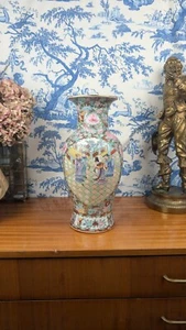 Vase balustre en porcelaine Chinoise de Canton décor floral & Palais milieu XXèm - Foto 1 di 11