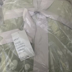 Next Sage Green Floral Velvet and Sherpa Throw 130cm x 150cm BNWT - Picture 1 of 3