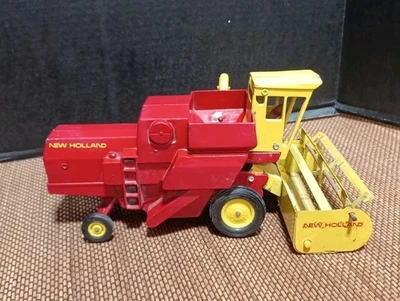Vintage Ertl New Holland Sperry Rand Dyersville Iowa U.S.A Combine Tractor - Image 1 of 4