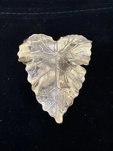 Vtg LEAF SCARF CLIP/SLIDE Shiny Gold Plated Nature 2x1.5” Gorgeous Piece - Picture 1 of 7