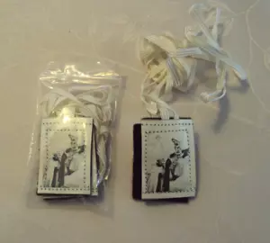 2 SCAPOLARI NUOVA SACRA FAMIGLIA - Foto 1 di 3
