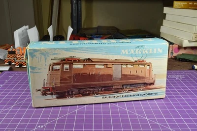 Marklin 3035 locomotive, good working condition, switches work - Image 1 of 4