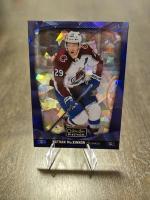 2024-25 O-PEE-CHEE ПЛАТИНОВЫЙ NO15 NATHAN MACKINNON СИНИЕ ФРАГМЕНТЫ /125 - Изображение 1 из 4
