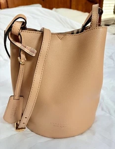 Borsa a tracolla BURBERRY piccola pelle di vitello Lorne secchiello a tracolla beige nuda naturale $1290 - Foto 1 di 6