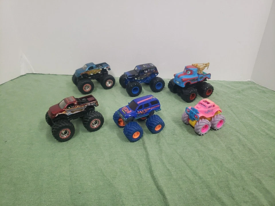 Lote de juguetes Monster Truck de colección 4x4 corredor nocturno tormentor excavadora de tumbas playa CL1 Foto 1 de 4