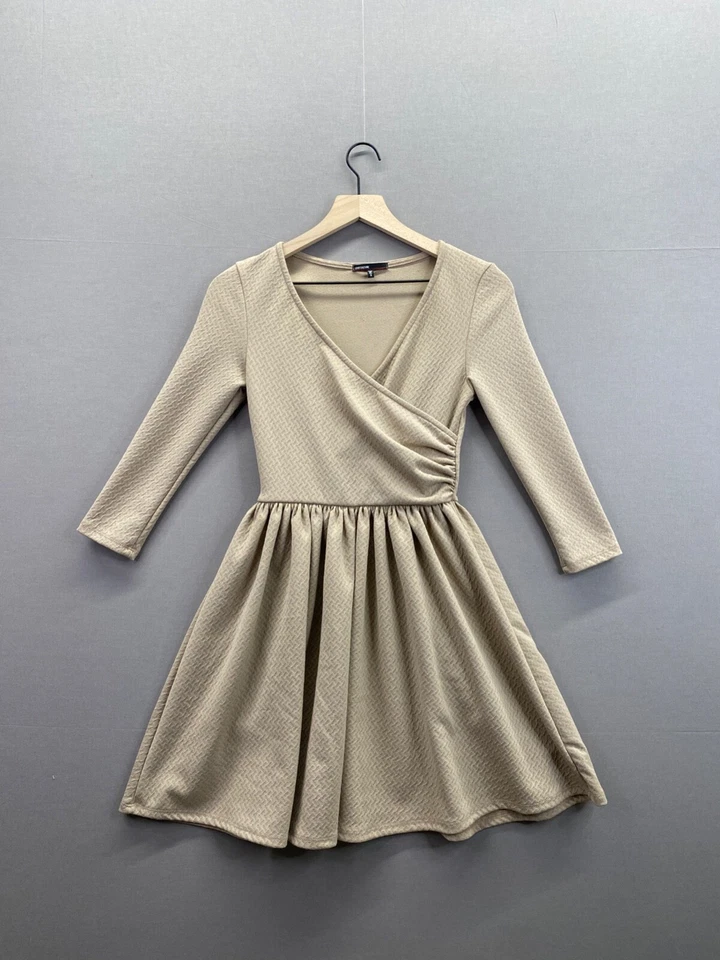 Vestido Love Culture Mujer Beige Cuello en V Manga Larga Calce y Acampanado Talla Pequeña Foto 1 de 4