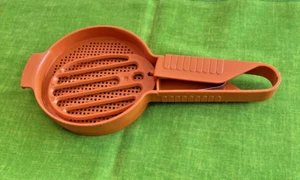 Tamiz manual Tupperware en polvo SugarBrownie plumero calabaza naranja plástico - Imagen 1 de 4