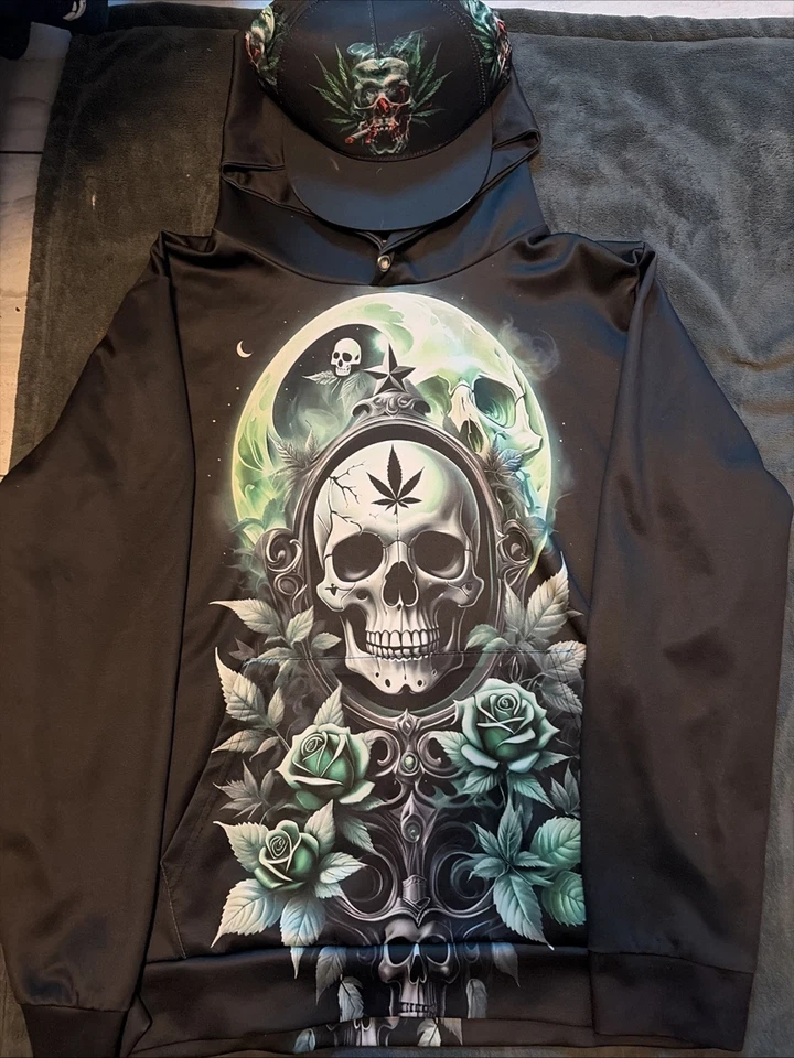 2 sudaderas con capucha medianas, un par de zapatos Nike rojos y negros, sombrero a juego con capucha verde Foto 1 de 2