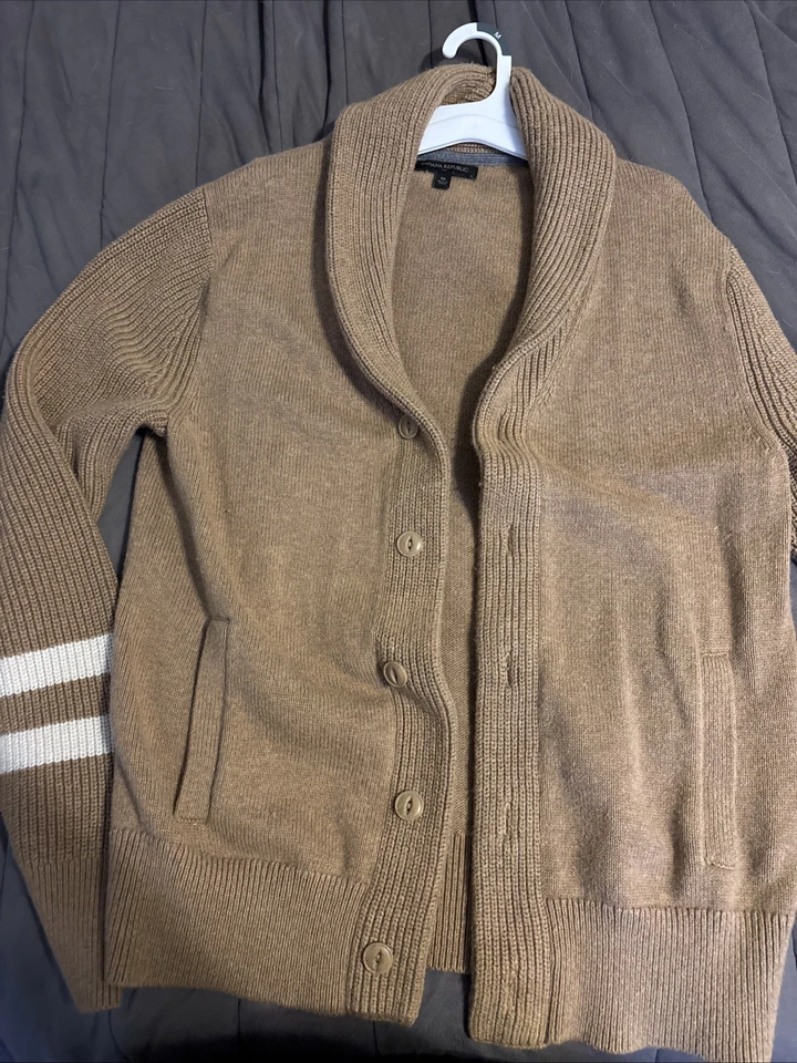 Suéter tejido con botones Banana Republic para hombre color tostado talla mediana manga larga Foto 1 de 4