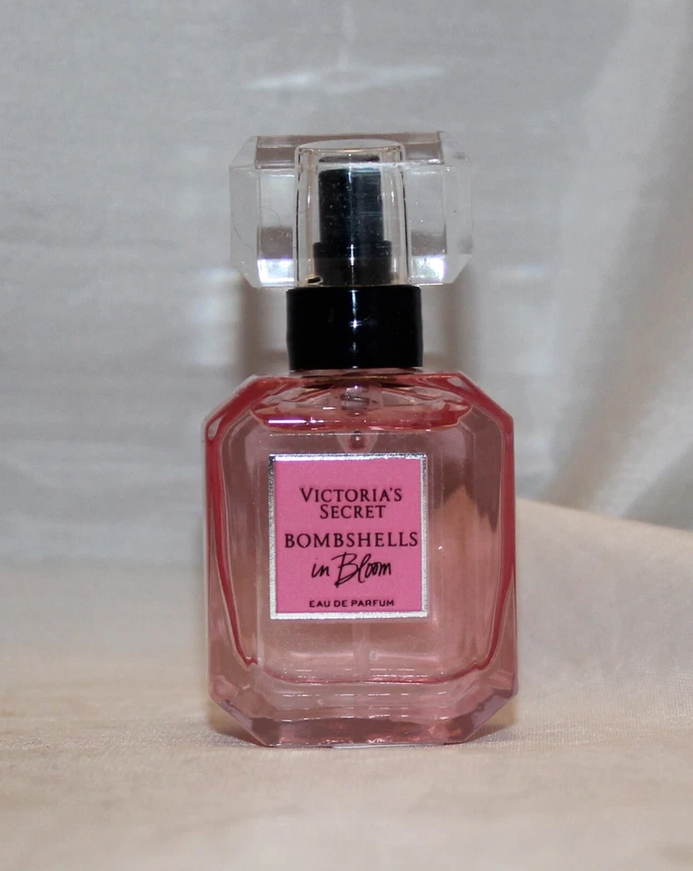 Туалетная вода Victoria's Secret Bombshells in Bloom дорожный размер мини - 0,25 унции - Изображение 1 из 1