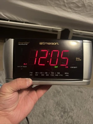 EMERSON RESEARCH ALARM CLOCK AM/FM RADIO SMART SET TIME PROJECTION MODEL CKS3516 - Image 1 of 4