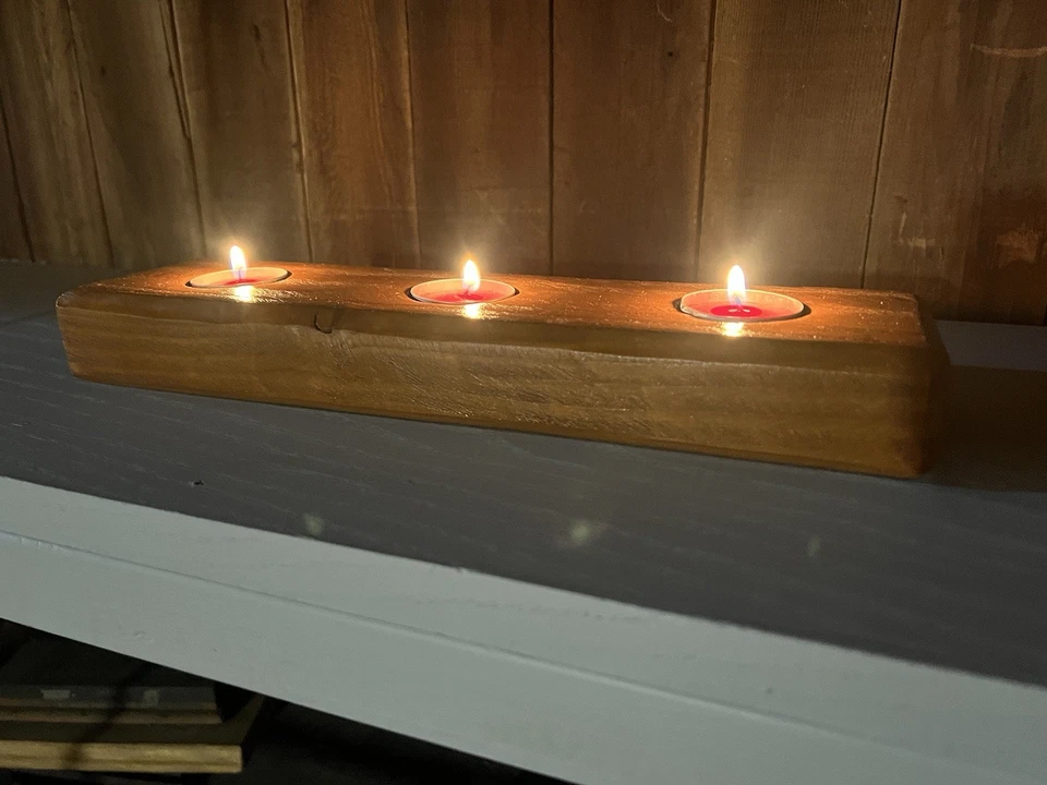 Candelabro de madera hecho a mano con luz de té  Foto 1 de 1