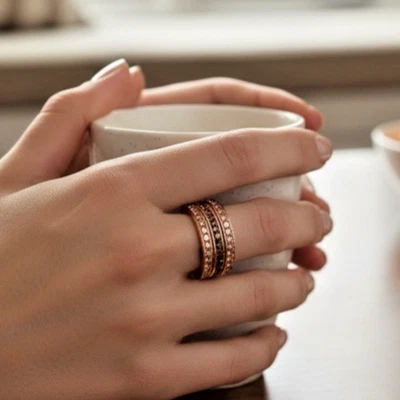 Anillos de banda apilables en tono oro rosa piedras transparentes, rosas y negras. Foto 1 de 4