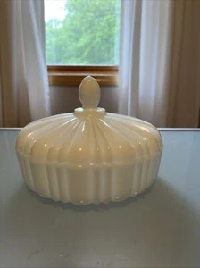 Plato de caramelo cubierto de vidrio de leche blanco de 7” Anchor Hocking vintage de 1940 - Imagen 1 de 9