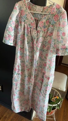 Bata Abrigo Casa Vintage Rosa y Azul Floral Talla S Simplemente Básica Botones Perla Foto 1 de 4