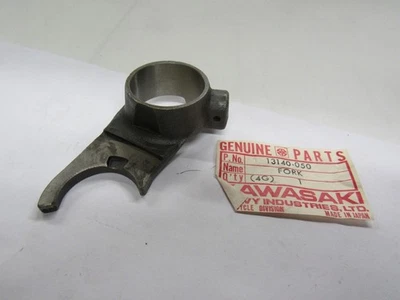 GARFO SELETOR BAIXO NOVO SEM ETIQUETAS ORIGINAL DE FÁBRICA KAWASAKI KD175 F7 F6 13140-050 - Imagem 1 de 2