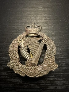 ORIGINAL DAS KÖNIGLICHE IRISCHE REGIMENT BRITISCHES MILITÄR MÜTZENABZEICHEN QC BS - Bild 1 von 3