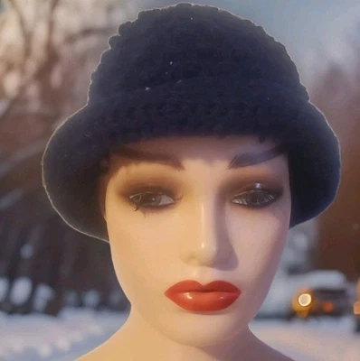 Sombrero de cubo Cloche de ganchillo hecho a mano - Gorra de invierno tejida azul marino retro para mujer... Foto 1 de 4