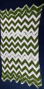 Vintage afghanischer Überwurf Chevron gehäkelt Schoß Decke Zick Zack grün & weiß 68" x 37" - Bild 1 von 4