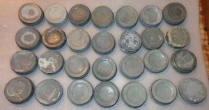 LOTTO MISTO DI 28 VECCHI BARATTOLI VINTAGE PALLINE ZINCO TAPPO METALLO COPERCHI CERCHI NUMERI - Foto 1 di 10