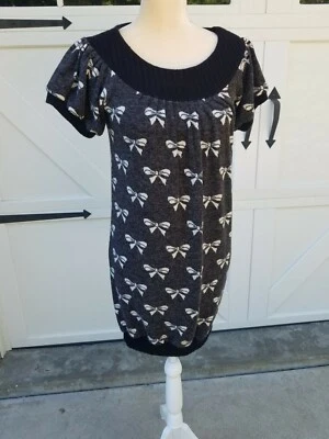 Vestido Suéter Hazel Anthropologie Gris con Lazos Blancos Sobre la Rodilla Coqueta Mediano  Foto 1 de 4