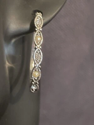 Pendientes de esencia de perlas Trifari, perlas y pedrería, pendientes de acero quirúrgico J* Foto 1 de 4