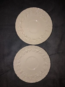 Vintage Menge 2 Wedgwood Queen's Ware Creme auf Creme geprägte Teller 6" - Bild 1 von 8