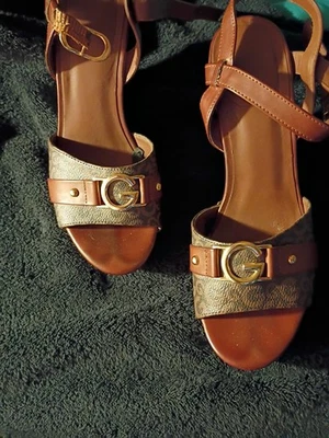 Nuevos tacones de cuña Guess marrón talla 10 Foto 1 de 4